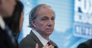 Discusión sobre tasa impositiva de 70% llega a Davos