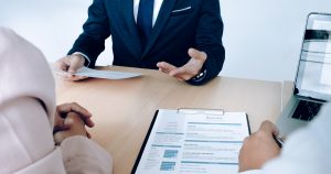 Exageración, mentira, omisión. Los pecados capitales del CV