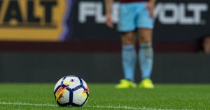 Clubes top de fútbol del Reino Unido recortan gasto en jugadores