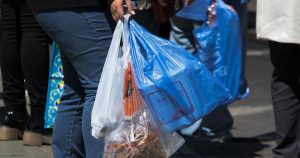 Las críticas a la prohibición de bolsas plásticas