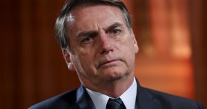 Bolsonaro sale del hospital para enfrentar un escándalo en Brasilia
