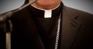De los 'tontos' de Osorno a la renuncia masiva de obispos