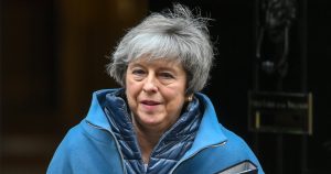 Ministros británicos confrontarían a May en la votación del Brexit