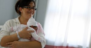 El exitoso programa que invierte 11 dólares en cada gramo de un recién nacido