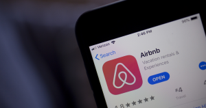 El conflicto entre los hoteleros y Airbnb