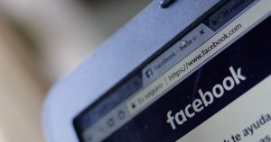 Facebook alojó grupos que comerciaban información robada