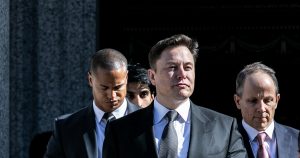 Musk anuncia nueva y costosa vocación de Tesla: la autoconducción