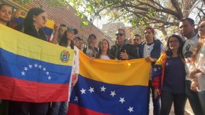 Entre los venezolanos en Santiago, Guaidó manda