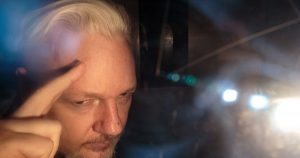 Assange, de WikiLeaks, dice en la corte que no se rendirá a EE.UU.
