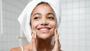 ¿No sabes cómo comenzar a cuidar tu piel? Descubre 5 tips para lucir un rostro brillante