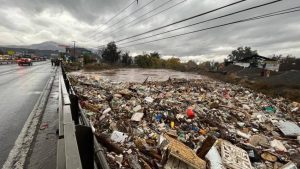 880 toneladas de basura en cercanías del Mapocho: ¿Quién es el responsable de fiscalizar y limpiar los cauces de los ríos?