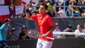 Tomás Barrios da la sorpresa en Wimbledon y derrota a Sebastián Báez en su debut