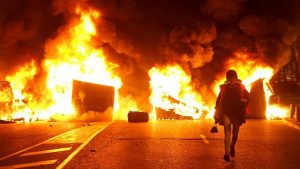 Nueva jornada de protestas en Francia: Muere bombero de 24 años en medio de un incendio