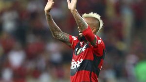 Desde Brasil confirmaron que Arturo Vidal deja Flamengo para partir al Athletico Paranaense