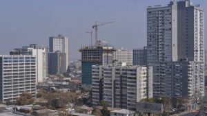 Chile es el sexto país donde más cayó el precio de la vivienda: expertos explican por qué y cómo aprovecharlo