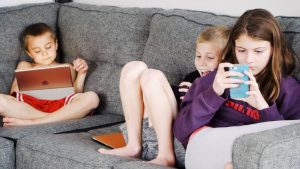 Estudio revela que uno de cada tres padres se siente perdido de cómo educar a sus hijos en el uso de pantallas
