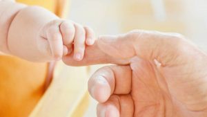 Nace bebé con ADN de tres personas en Reino Unido: técnica busca evitar enfermedades hereditarias
