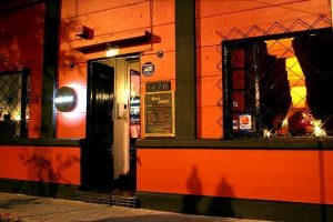 Bar Ummo: un espacio para hacer ciudad de noche en Santiago