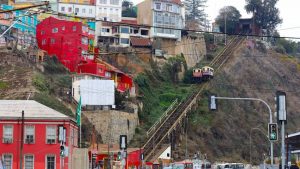 El entuerto de los ascensores de Valparaíso: ¿Cómo adaptarlos a los tiempos actuales sin perder su identidad?