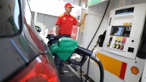 ¿Cuánto y cuándo bajará el precio de los combustibles?