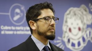 Subsecretario Araos descarta renunciar y anuncia sumario por polémica con Clínica Las Condes