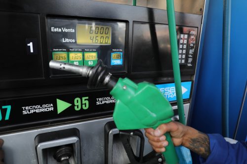 30 pesos por litro: este jueves se registró fuerte alza de la bencina