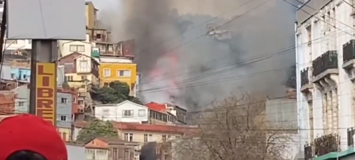 Incendio en cerro Mariposa de Valparaíso: son al menos cinco las casas afectadas