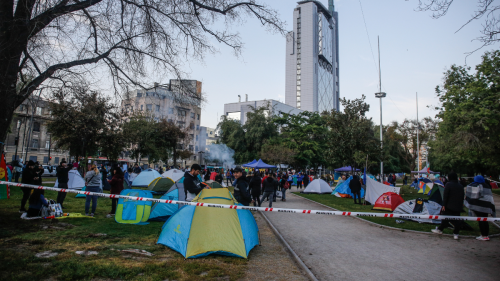 Habitantes de Lo Hermida instalan campamento en Parque Balmaceda para exigir soluciones habitacionales