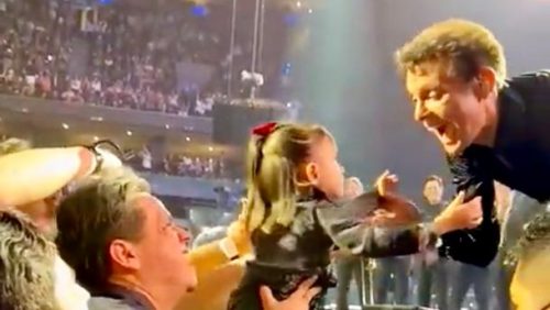 Luis Miguel se viraliza tras besar a niña en un concierto y le llueven las críticas