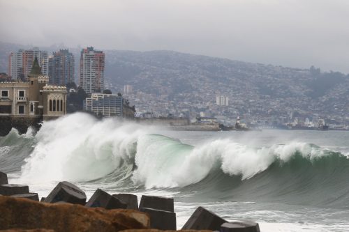 Armada de Chile emite alerta por marejadas anormales en las costas de Chile