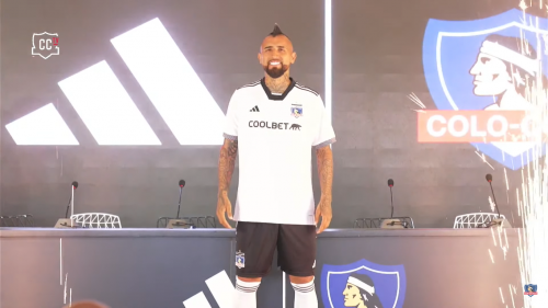 Colo Colo presentó su nueva camiseta para este 2024 con Arturo Vidal de protagonista