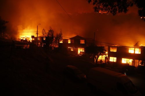 Balance de incendios forestales: Araucanía tiene más focos activos y Valparaíso sufre mayor cantidad de hectáreas quemadas