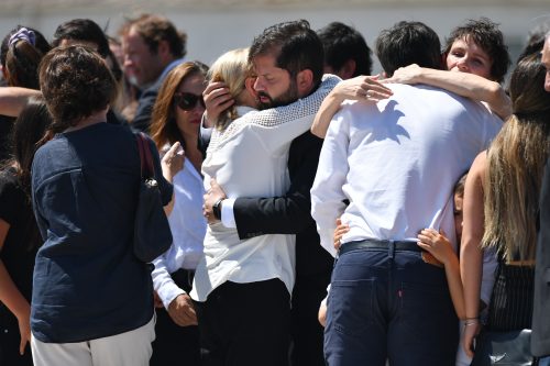 Presidente Boric entrega pésame a familia de Sebastián Piñera en la llegada del féretro a Santiago
