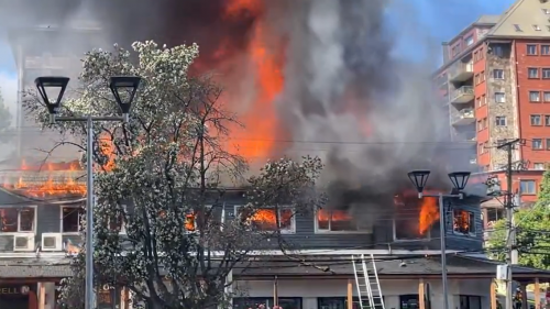 Gran incendio en locales comerciales ubicados en el centro de Puerto Varas