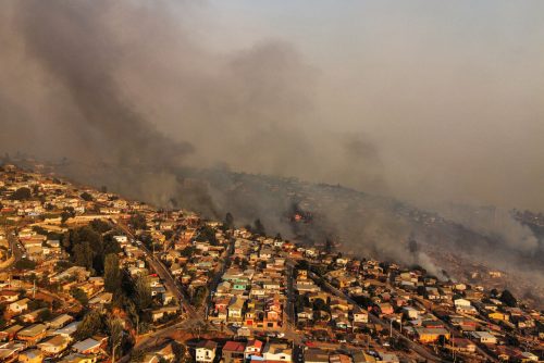 Cifra de fallecidos por incendios aumenta a 131 personas