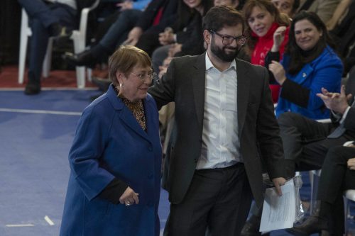 Boric aborda debate por educación pública y defiende reformas de Bachelet: 