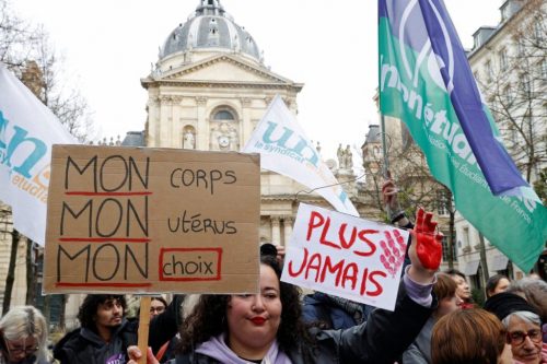 Francia se convierte en el primer país en consagrar el derecho al aborto en su Constitución con 780 votos a favor