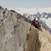 Alcanzar la cima: la historia del primer alpinista no vidente en subir el Everest