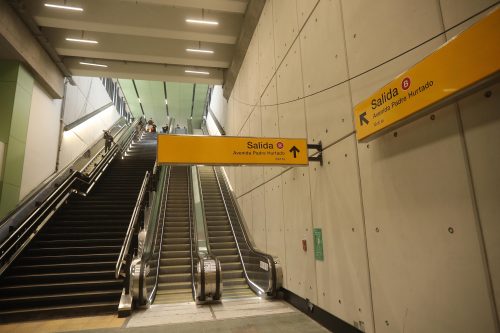 Metro de Santiago ofrece disculpas a joven con movilidad reducida que debió subir escalera arrastrándose por falla en el ascensor