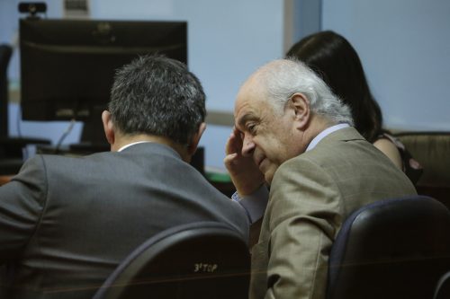 Oncólogo Manuel Álvarez es condenado por dos delitos de abuso sexual contra pacientes