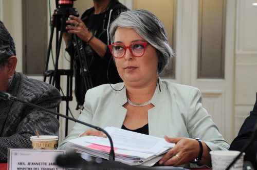 Ministra Jara defendió sus dichos respecto de “presencia más activa” de movimientos sociales y apuntó a la democracia