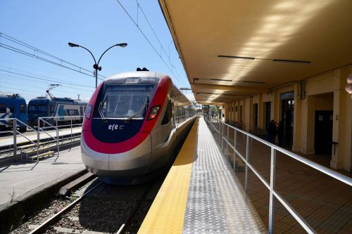 El tren más rápido de Sudamérica que llega hasta Chillán ya está disponible: conoce por qué regiones pasa y cuánto demora