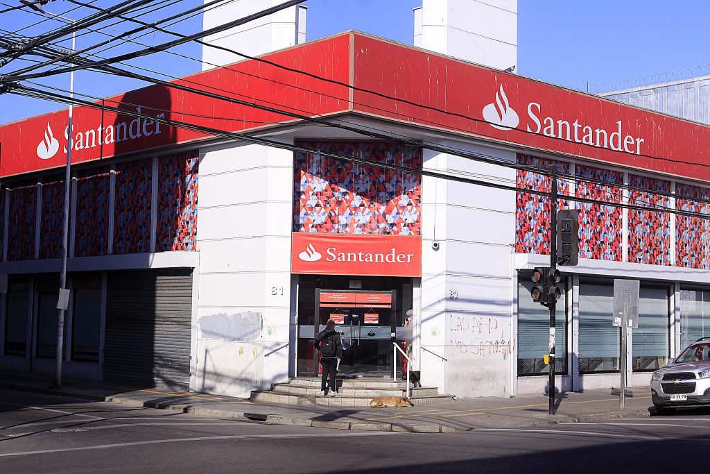 Santander es víctima de ciberataque: afectó la base de datos de sus clientes de Chile, España y Uruguay