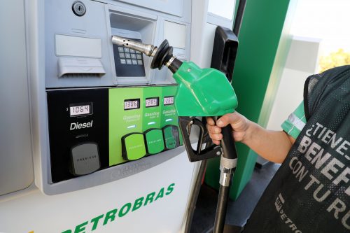 Anuncian próxima disminución en el precio de las bencinas: revisa cuándo será