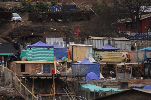 "El proceso de reconstrucción ha sido por esfuerzos de las familias": estudio evidencia falta de gestión en la V Región