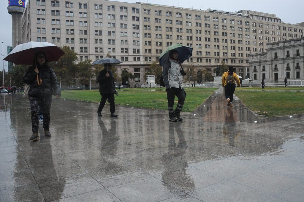 A sacar los paraguas: se esperan al menos dos días de lluvia esta semana en la Región Metropolitana