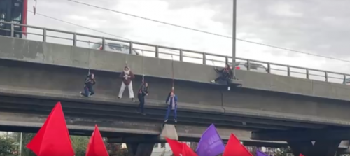Cuatro personas se cuelgan de puente en forma de protesta contra Serviu