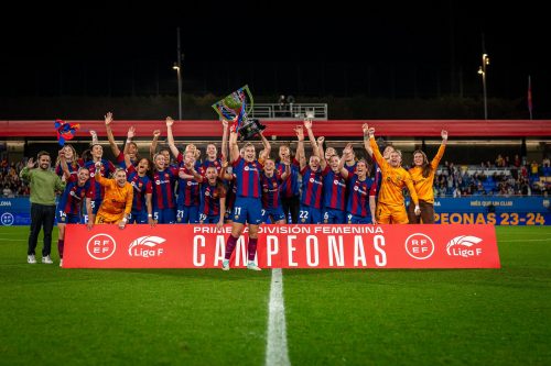 Barcelona femenino levanta su 5to trofeo de liga seguido tras golear 7 - 0 Athletic Club Bilbao