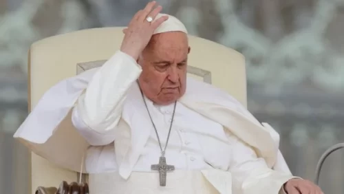 Papa Francisco se llena de críticas por comentarios homofóbicos en una reunión privada
