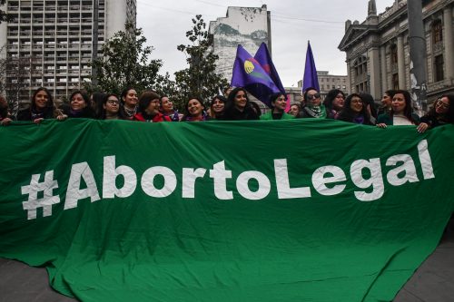 Cadem: un 32% está a favor del proyecto de aborto legal y un 15% cree que debe ser prohibido